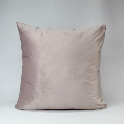 Almofada rosa claro quadrada com textura suave em fundo neutro