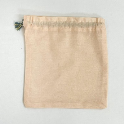 Saco de tecido cor de pêssego com fecho de cordão e tassel azul e amarelo