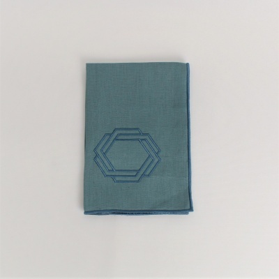 Guardanapo de tecido azul com bordado geométrico azul escuro