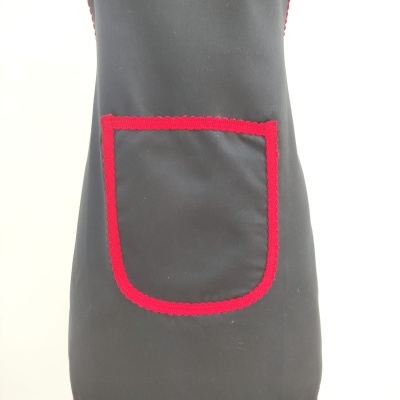 Avental preto com bolso frontal contornado a vermelho