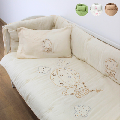 Roupa de cama de bebé cor creme com bordados de balão e animais