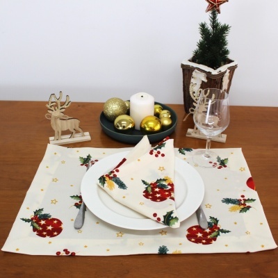 Conjunto de mesa de Natal com decoração temática e utensílios.