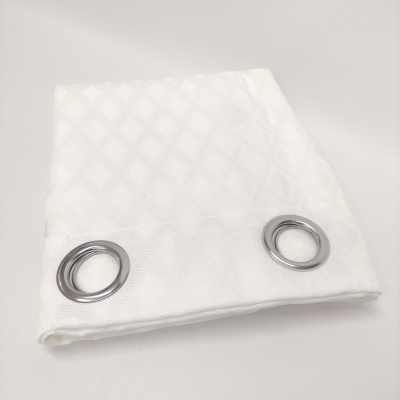 Cortina branca com padrão quadriculado e ilhós metálicos