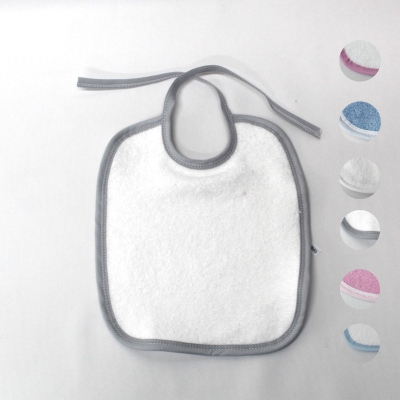 Babete branco com acabamento cinza e fita de amarrar