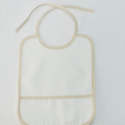 Babete de bebê branco com bordas bege e bolso inferior