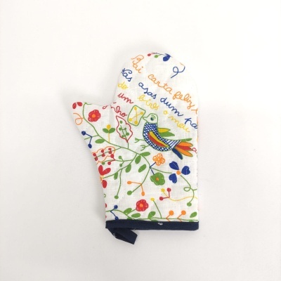 Luvas de forno brancas com padrão colorido de pássaros, flores e folhas.