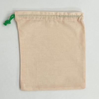 Saco de tecido bege com cordão verde