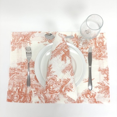 Mesa posta com prato branco, talheres, guardanapo estampado laranja e copo de vidro