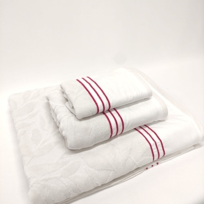 Conjunto de toalhas brancas com faixas vermelhas sobre fundo branco