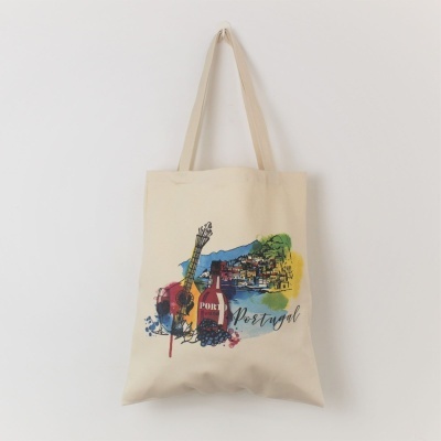 Saco de tecido creme com estampado colorido de guitarra, garrafa de vinho do Porto e paisagem