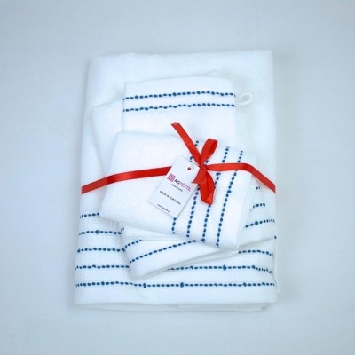 Conjunto de toalhas brancas com linhas azuis e fita vermelha