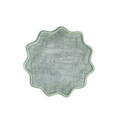 Etiqueta em tecido cinza com borda ondulada verde claro