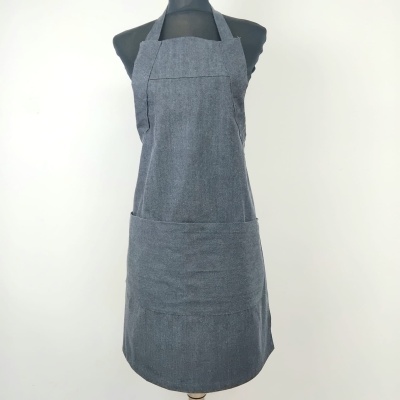 Avental cinzento de tecido com bolso frontal em manequim