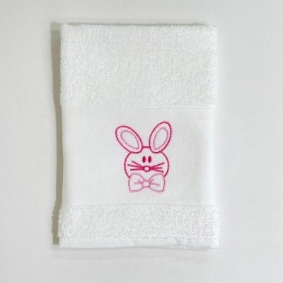 Toalha branca com bordado rosa de coelho