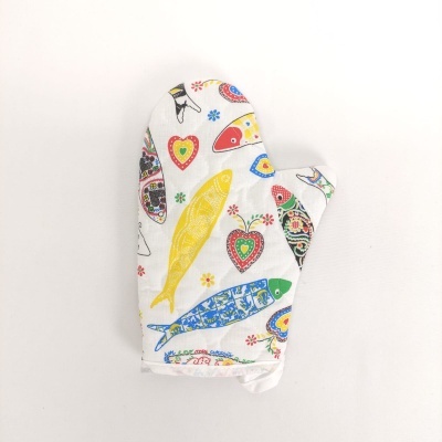 Luvas de forno brancas com padrão colorido de peixes e corações