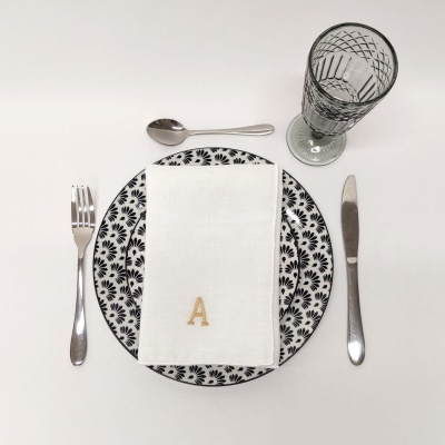 Conjunto de jantar com prato decorado, talheres, guardanapo com letra A e copo de vidro