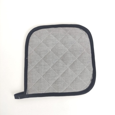 Suporte para panela cinzento em tecido com costura losango e borda preta