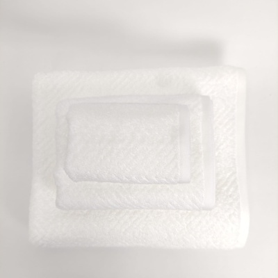 Conjunto de toalhas brancas com padrão zig zag