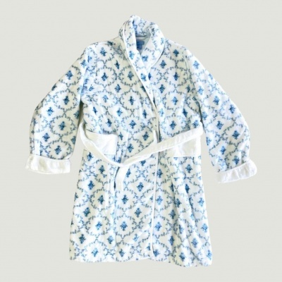 Robe de banho branco com padrão floral azul, cinto branco, tecido felpudo