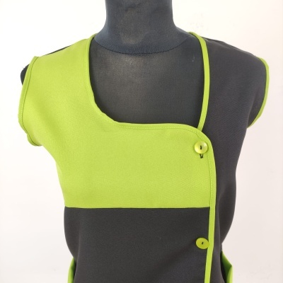 Top sem mangas verde limão e preto com botões verdes, em manequim preto