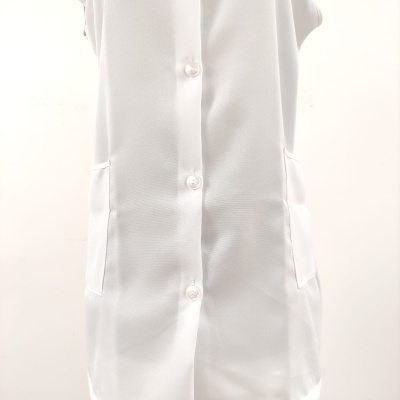 Bata ou casaco branco com botões e bolsos laterais em fundo branco