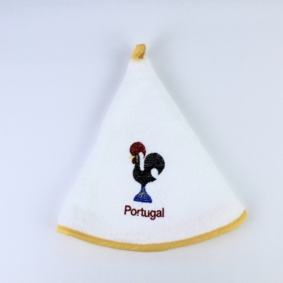 Toalha branca com bordado de galo e palavra Portugal