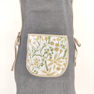 Avental cinzento com bolso floral e fitas para amarrar