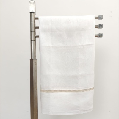 Toalha branca pendurada em suporte metálico cromado