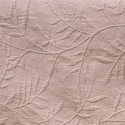 tecido rosa claro com padrão bordado em relevo de folhas e ramos