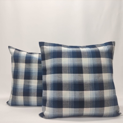 Duas almofadas quadradas xadrez azul e branco