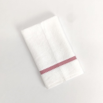 Toalha branca com faixa vermelha xadrez