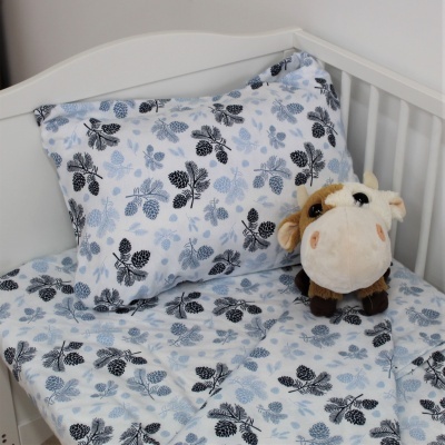 Conjunto de roupa de cama para berço com padrão de folhas e peluche de vaca