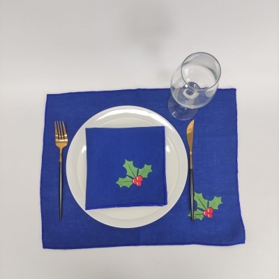 Conjunto de jantar azul com decoração de folhas verdes e bagas vermelhas