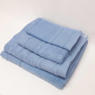 Conjunto de três toalhas de banho azuis empilhadas, com padrões texturais nas bordas