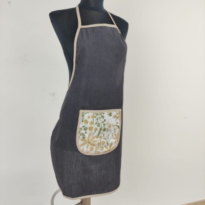 Avental cinzento escuro com bolso floral e moldura bege