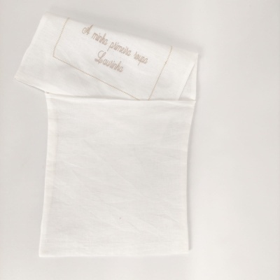 Fralda branca com bordado bege com texto 