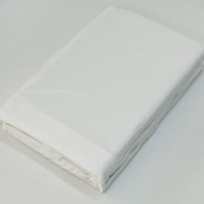 Lençol branco dobrado sobre superfície clara