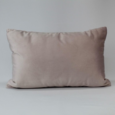 Travesseiro retangular bege claro sobre superfície cinza