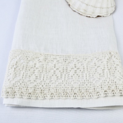 Guardanapo branco com bordado em renda na borda