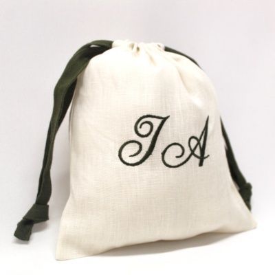 Saquinho de algodão branco com cordões pretos e letras bordadas J A