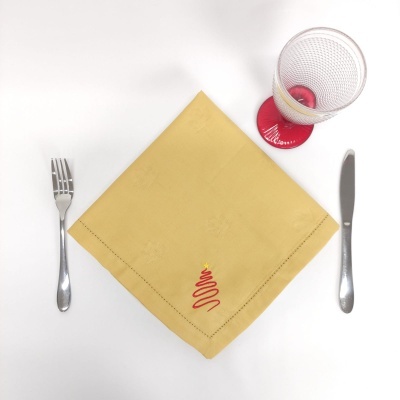 Talheres com guardanapo amarelo e copo com base vermelha