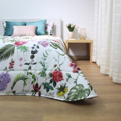 quarto com cama de edredão floral e almofadas coloridas
