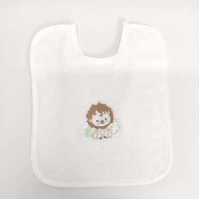 Babete branco com bordado de leão no centro