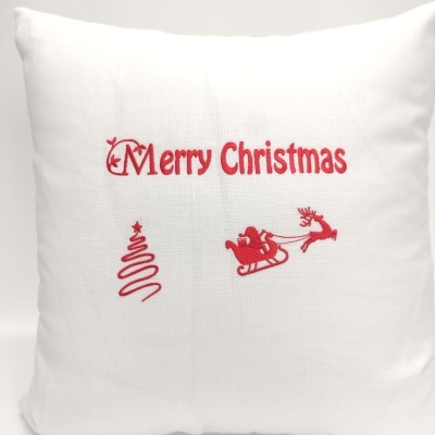 Almofada branca bordada com motivos natalícios vermelhos