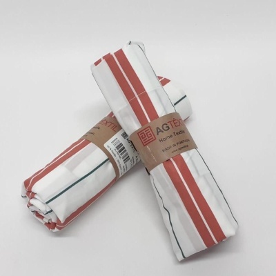 Dois rolos de tecido branco com riscas verticais vermelhas e verdes e etiqueta de papel castanha