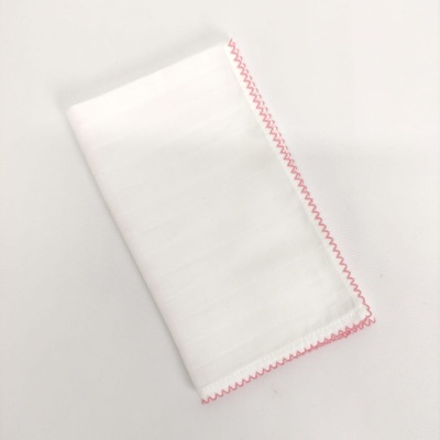 Pano branco com costura rosa zig-zag