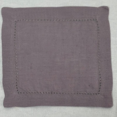 Guardanapo quadrado roxo de tecido com textura e costura decorativa