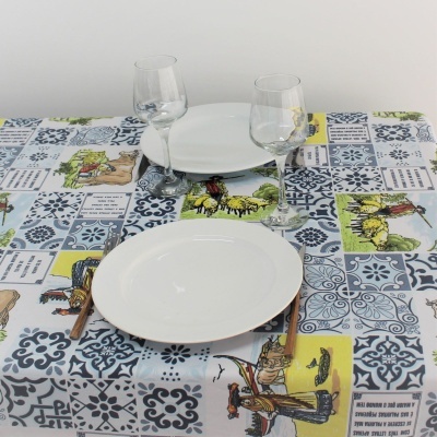 toalha de mesa estampada com pratos brancos e copos de vinho
