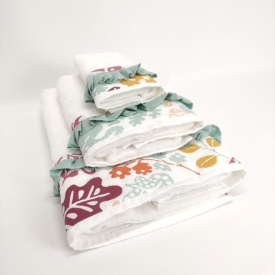 Conjunto de toalhas de banho brancas com bordados coloridos de folhas e flores