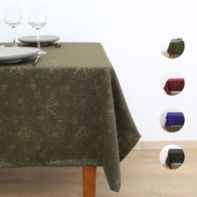 Toalha de mesa verde com padrão floral e sinos em ambiente interior